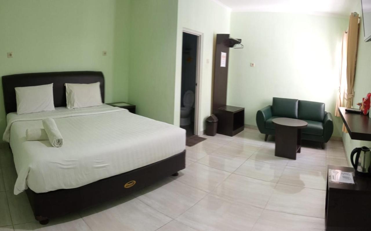 Aquina House Hotel Bogor Exterior photo